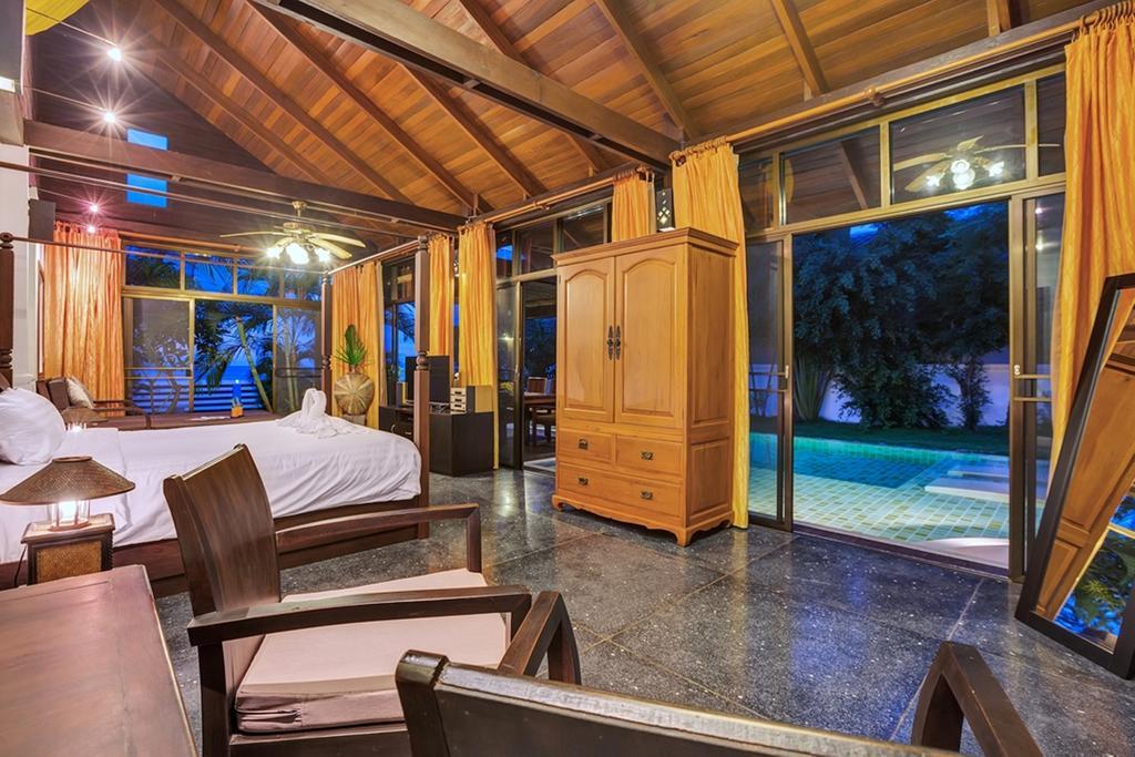 Emerald Sands - Front 4 Bed Pool